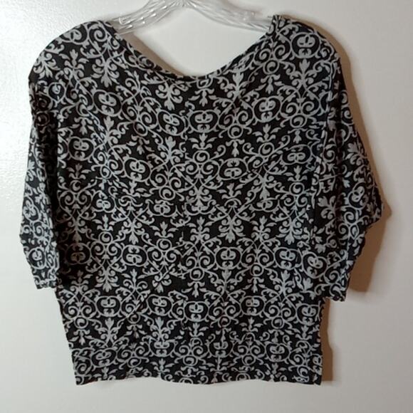 Marika The Balance Collection Women's Crew Cropped paisley Medium blouse .Casual - Picture 6 of 8